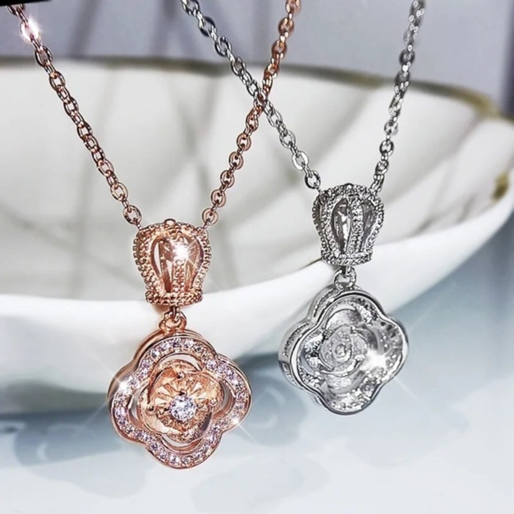 DELICATE Sweet Hollow Four Leaf Clover Pendent Necklace